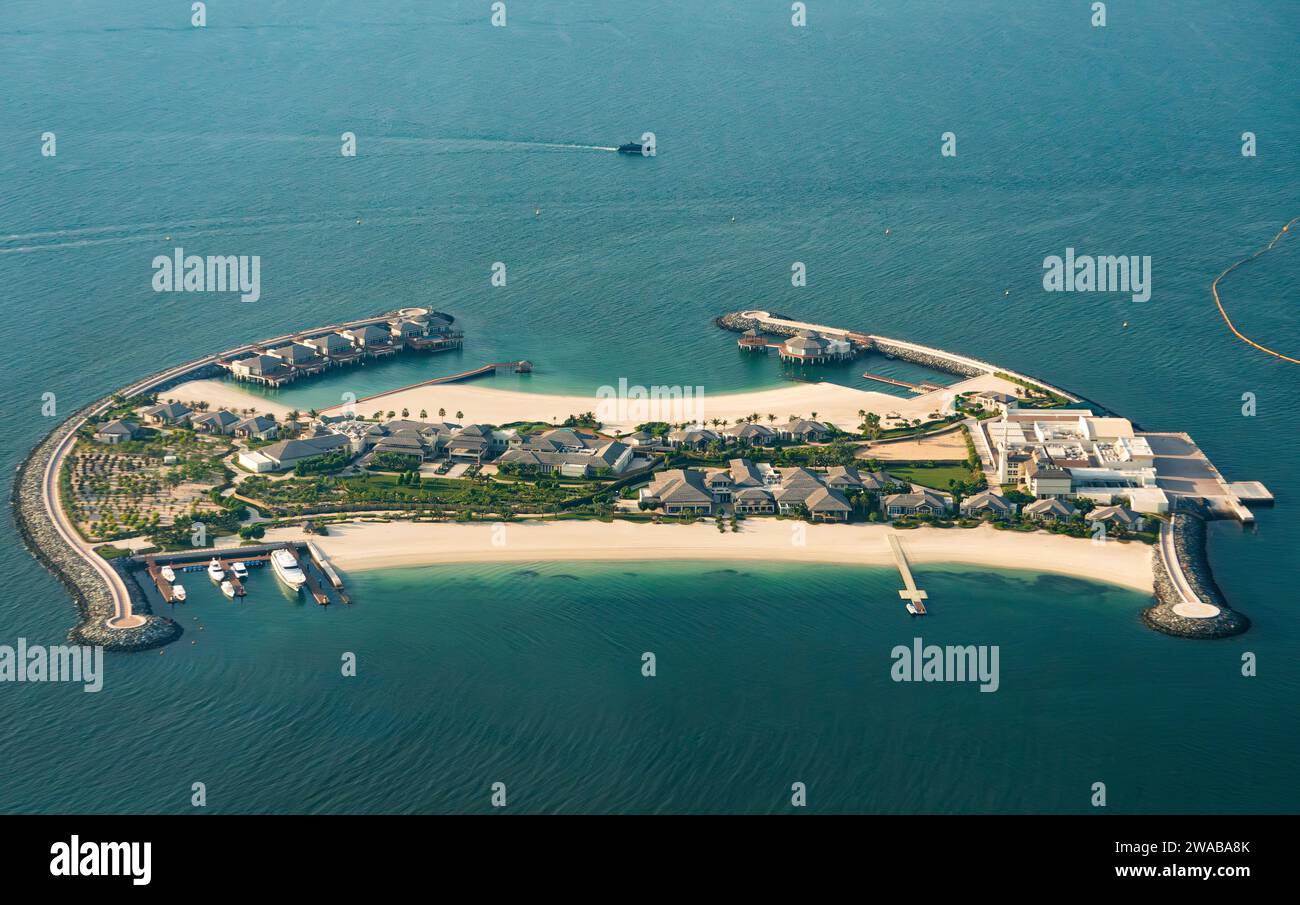 L'isola privata dello sceicco Mohammed bin Rashid al Maktoum, vicino alla riva di Dubai, vista dall'alto, residenza di lusso, barche a vela private e spiaggia Foto Stock