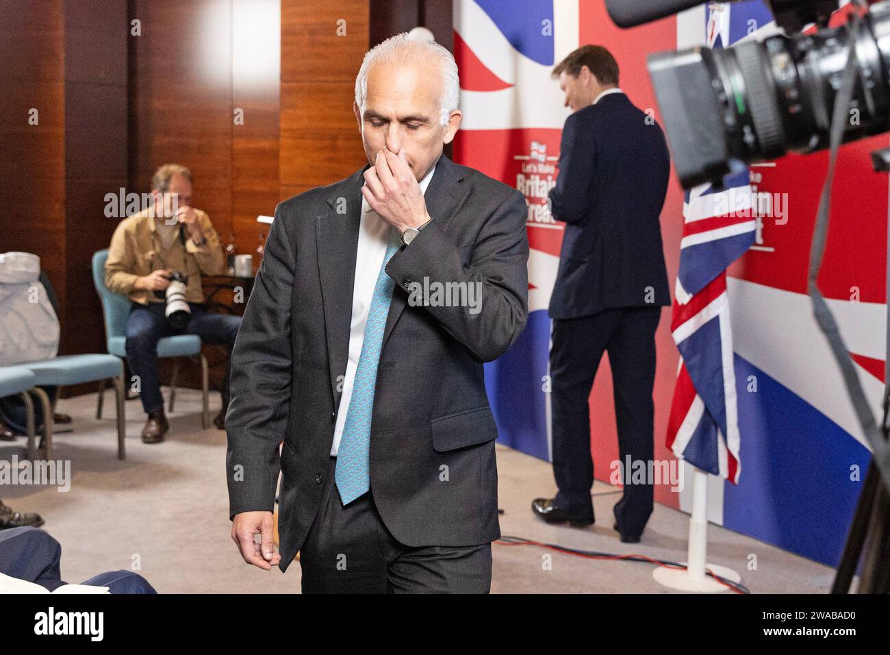 03/01/2024, Londra, Regno Unito. L'ex deputato conservatore e membro del partito Brexit, Ben Habib, che si vede tenere il naso mentre scende dal podio Foto Stock