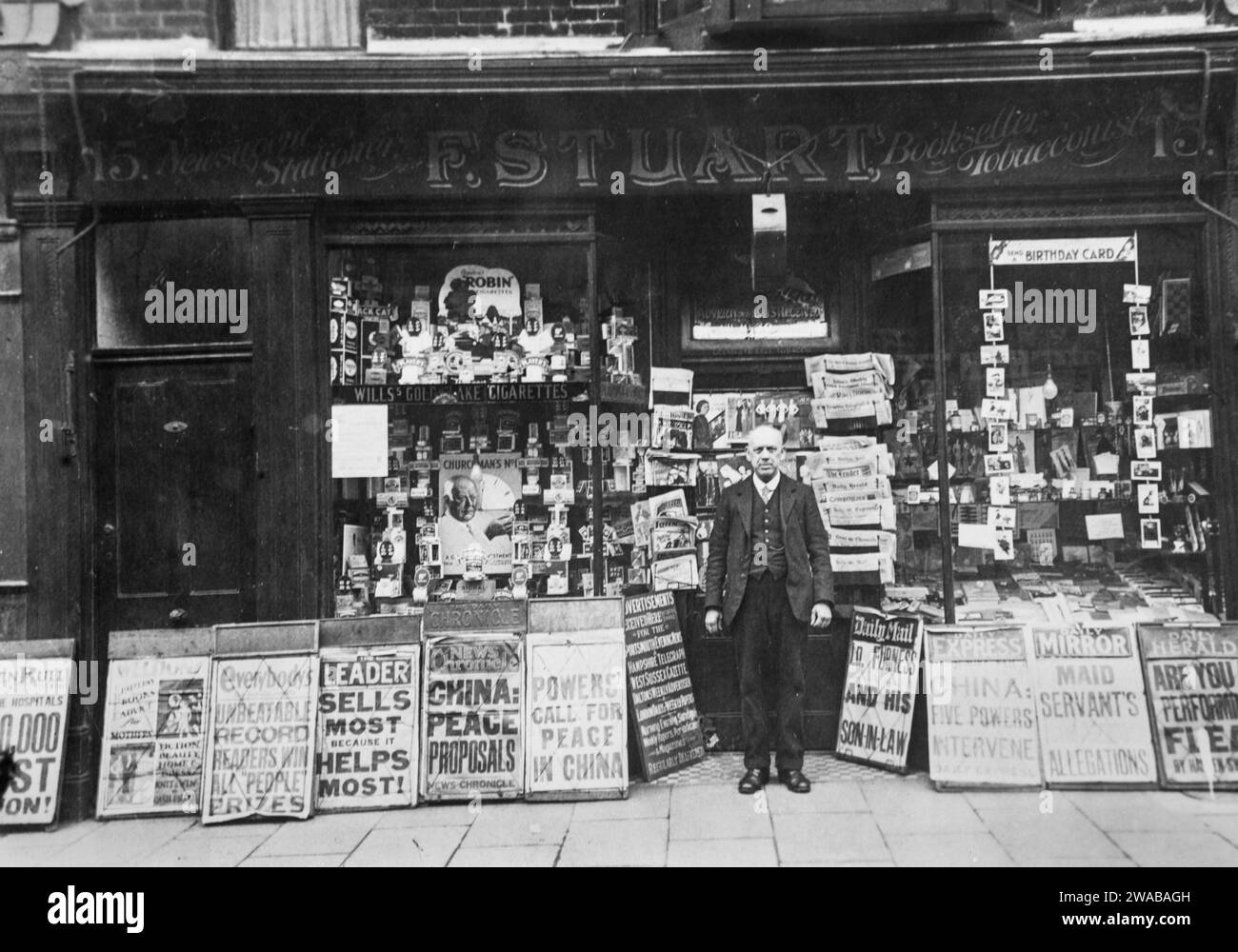 Frederick Stuart in piedi fuori dalla sua edicola / Tobacconist 15 Elm Grove, Southsea, Portsmouth, Hampshire, Inghilterra, Regno Unito - fotografia scattata negli anni '1920 Foto Stock