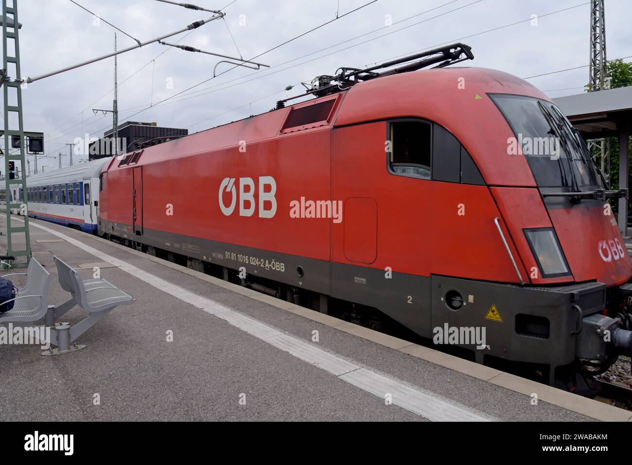 Una locomotiva elettrica Siemens 1016 Taurus class Austrian Railways con il treno Sleeper Train di Stoccarda a Stoccarda, Germania, maggio 2023 Foto Stock