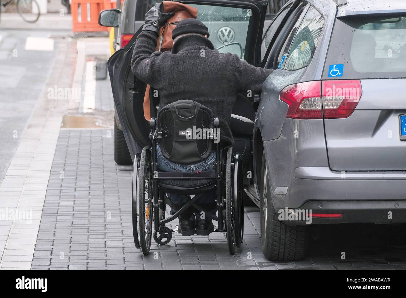 Düsseldorf 03.01.2023 Rollstuhl Jay J3 Rollstuhlfahrer Behinderter Behindertenparkplatz Ausweis Schwerbehindertenausweis Bürgergeld Senioren Altersarmut Bevölkerungsdurchschnitt Diversität Diversity demografische Entwicklung demografie Bevölkerungsdemografie Rentner Rentenbescheid Rentenerhöhung Grundrente Düsseldorf Nordrhein-Westfalen Deutschland *** Düsseldorf 03 01 2023 sedia a rotelle Jay J3 utente su sedia a rotelle disabili badge di parcheggio per disabili badge per disabili cittadini indennità anziani povertà di vecchiaia popolazione diversità media diversità demografica sviluppo demo Foto Stock