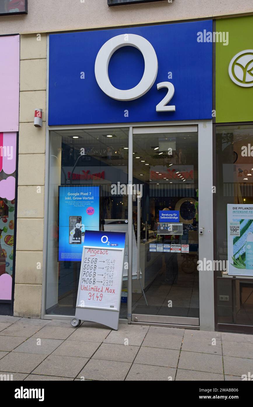 Negozio di telefonia mobile O2 nel centro di Stoccarda, Germania, maggio 2023 Foto Stock
