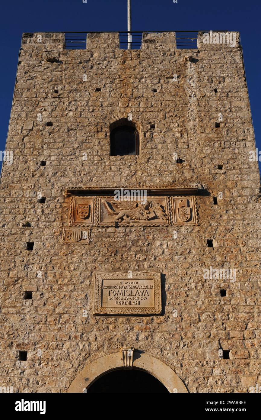 Torre Ravelin sopra la porta principale per la città di Korčula, la contea di Dubrovnik-Neretva, Croazia. La torre è stata costruita negli anni '1400 ed è decorata con un leone alato di San Marco, simbolo della Repubblica di Venezia, il Vangelo di San Marco sotto le sue fronde. Foto Stock