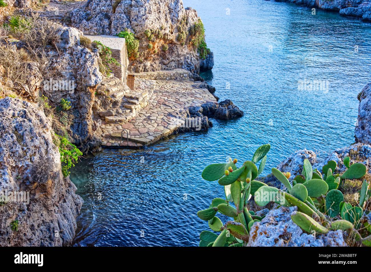 Baia marina in un piccolo villaggio su un'isola greca Foto Stock