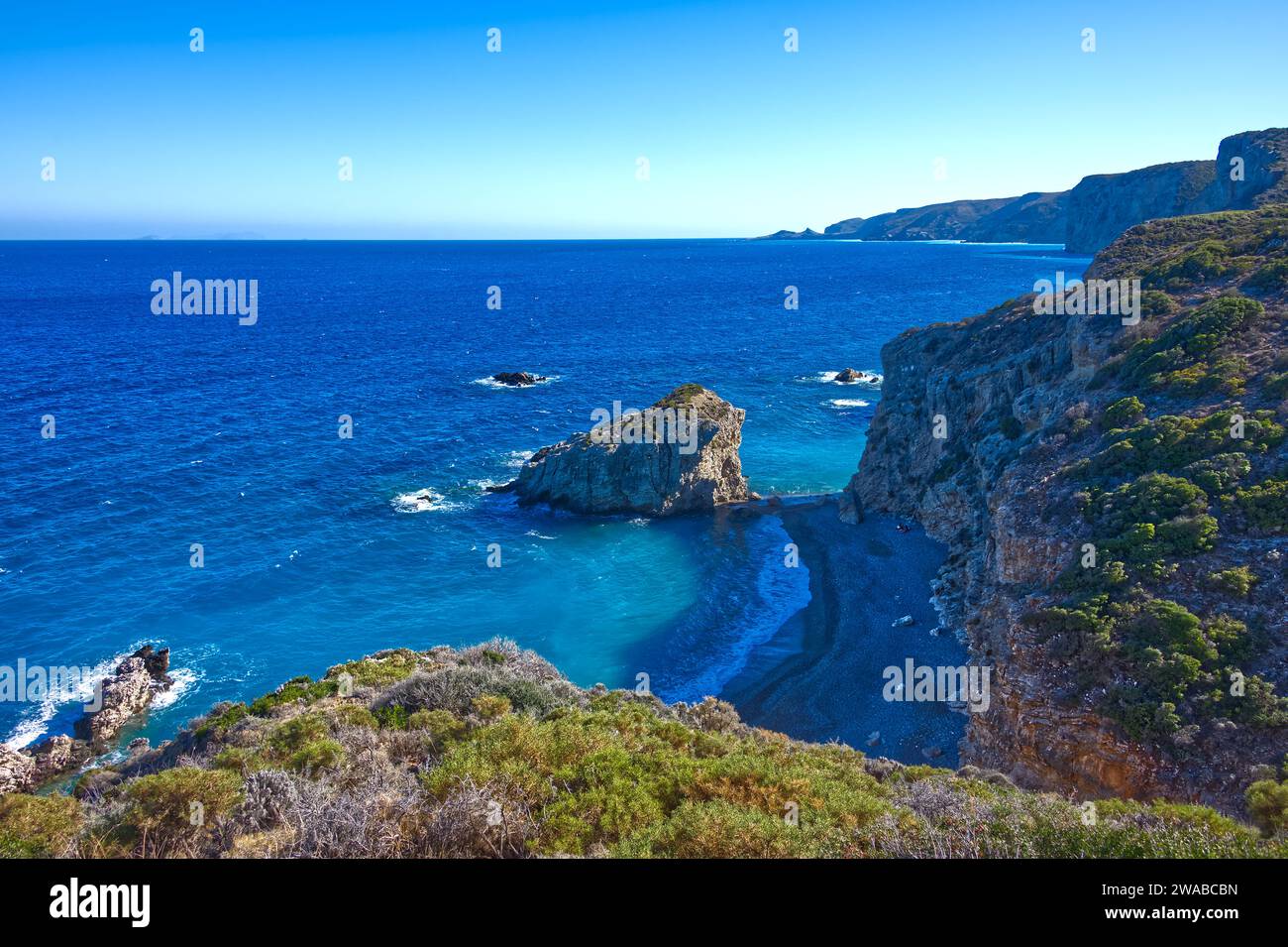 Tipico paesaggio marino mediterraneo su un'isola greca in colori blu Foto Stock