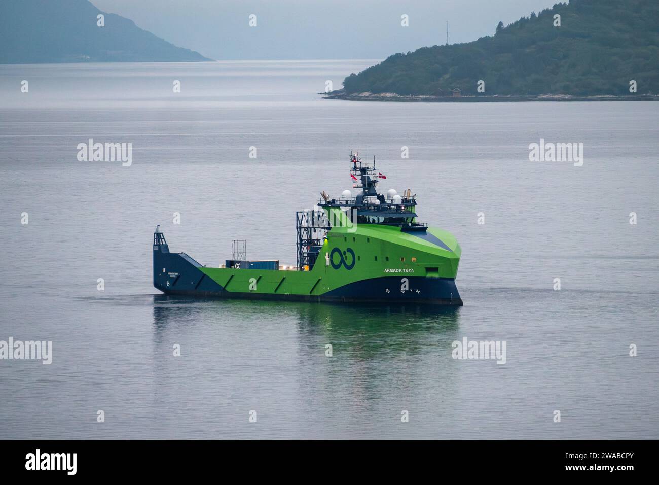 La MS Armada (78 01), una nave offshore polivalente che naviga a Geirangerfjorden, Norvegia. Foto Stock