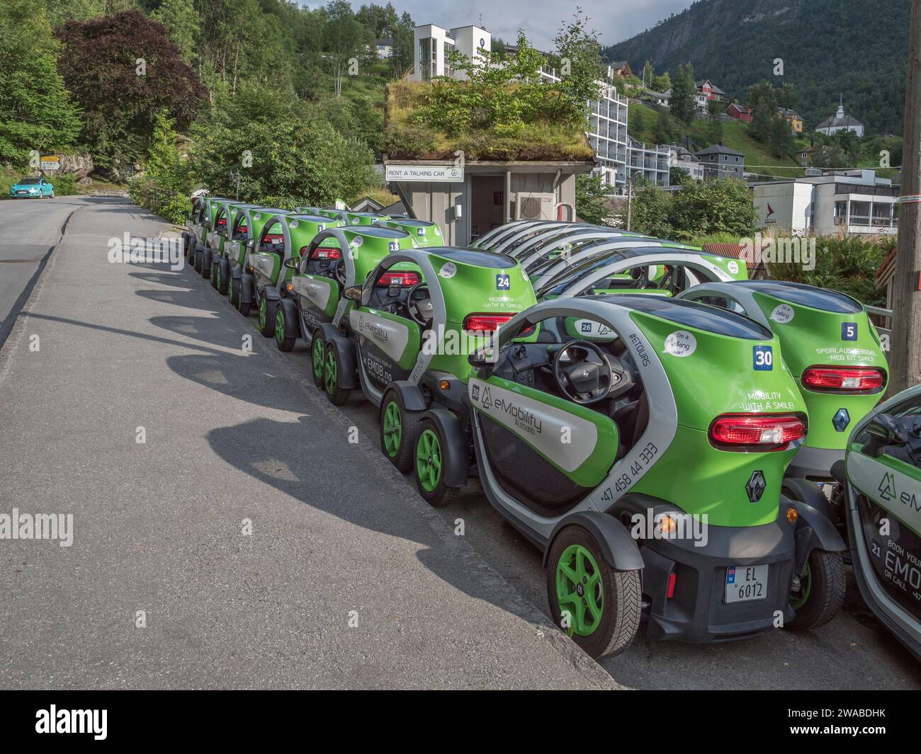 Linea di auto Renault Twizy presso eMobility Geiranger, un punto di noleggio auto elettriche a Geiranger, Norvegia. Foto Stock