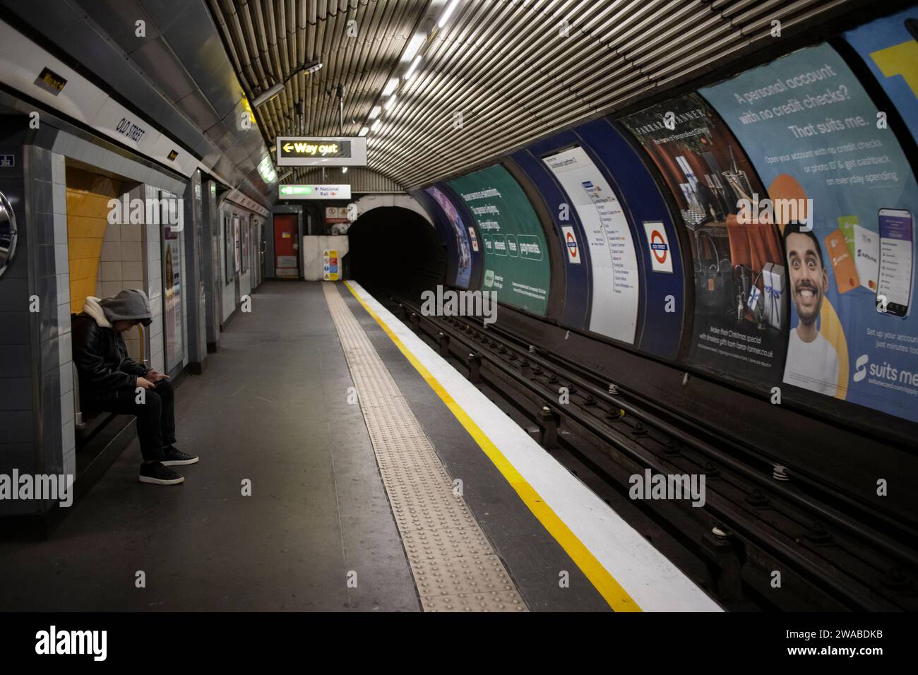 Giovane adolescente che torna a casa utilizzando la metropolitana di Londra, Inghilterra, Regno Unito Foto Stock