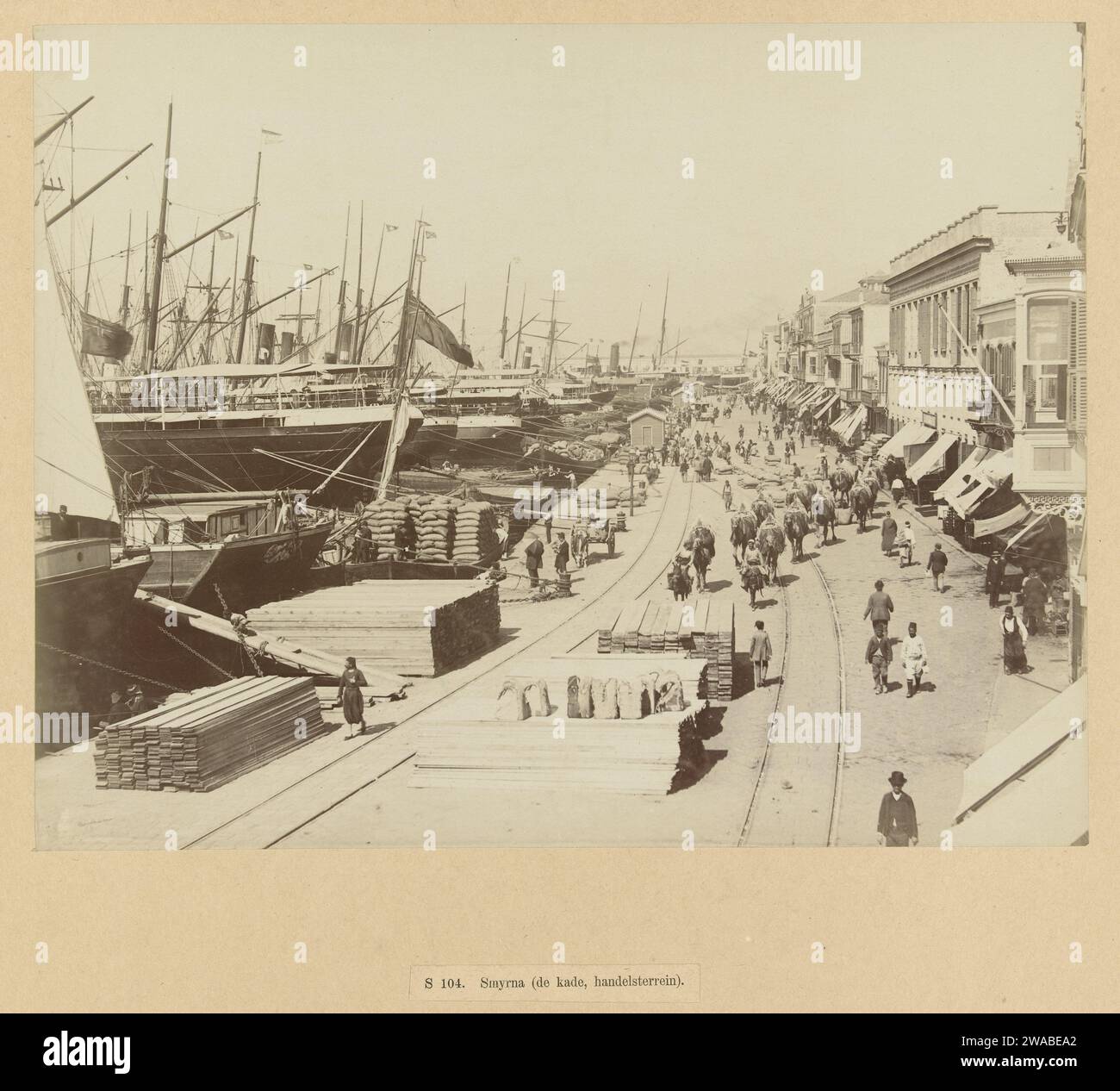 Vista del porto di Smirne, c. 1890 - 1895 Fotografia parte di un gruppo di foto raccolte dal fotografo Richard Polak durante il viaggio. Questa foto è stata esposta insieme ad altre foto raccolte durante i suoi viaggi presso la Rotterdam Kunstkring (1895), Arti e Amicitiae ad Amsterdam (1897-1898?) E Societeit 't Collegie a Kampen (data per il momento sconosciuta). Carta Smyrna. Cartoncino stampa albume porto Smirne Foto Stock