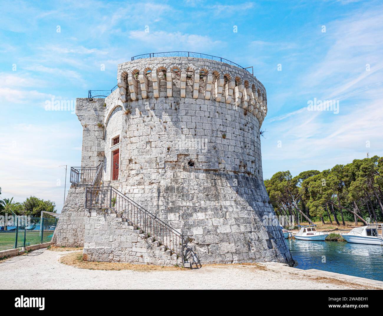 Torre del castello contro il cielo blu. Foto Stock