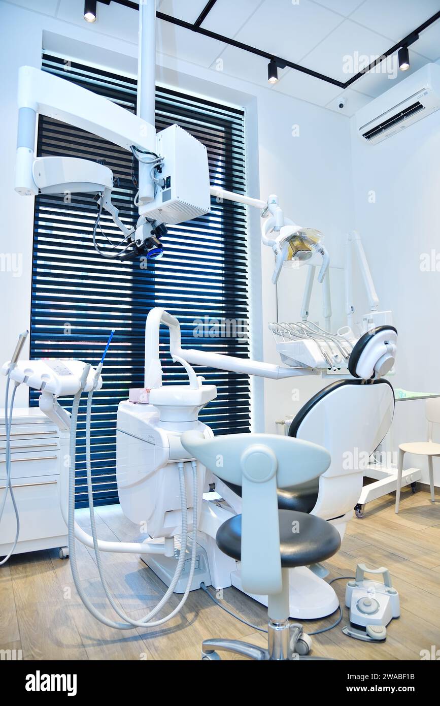 Ufficio di Stomatologia con sedia dentale e attrezzature. Concetto di odontoiatria e assistenza sanitaria. Foto Stock
