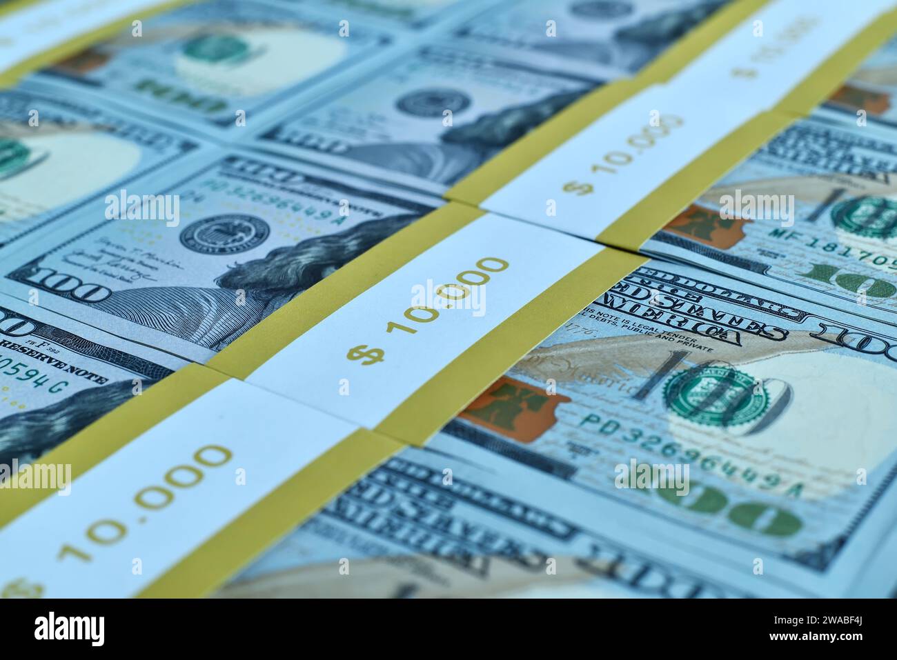 Primo piano di pacchetti da 100 dollari. Concetto di business, finanza e successo. Foto Stock