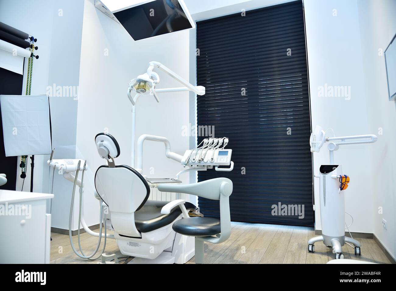 Moderno studio dentistico con sedia e attrezzature. Concetto di odontoiatria e assistenza sanitaria. Foto Stock