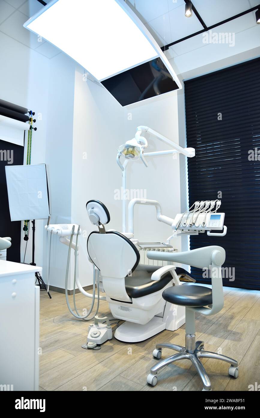 Studio dentistico con sedia e attrezzature. Concetto di odontoiatria e assistenza sanitaria. Foto Stock