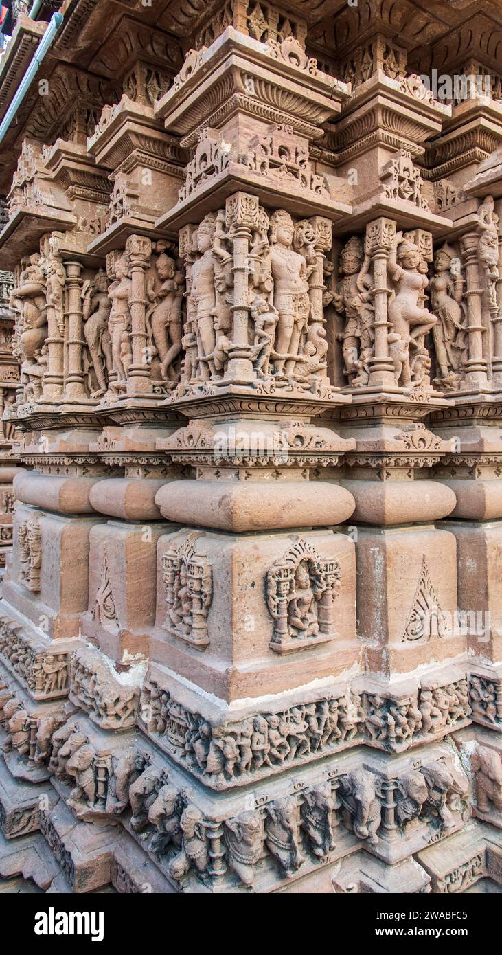 I templi Osiani, situati nel Rajasthan, in India, sono un gruppo di antichi templi indù e giainisti. Sculture di divinità indù e dee sulle pareti Foto Stock