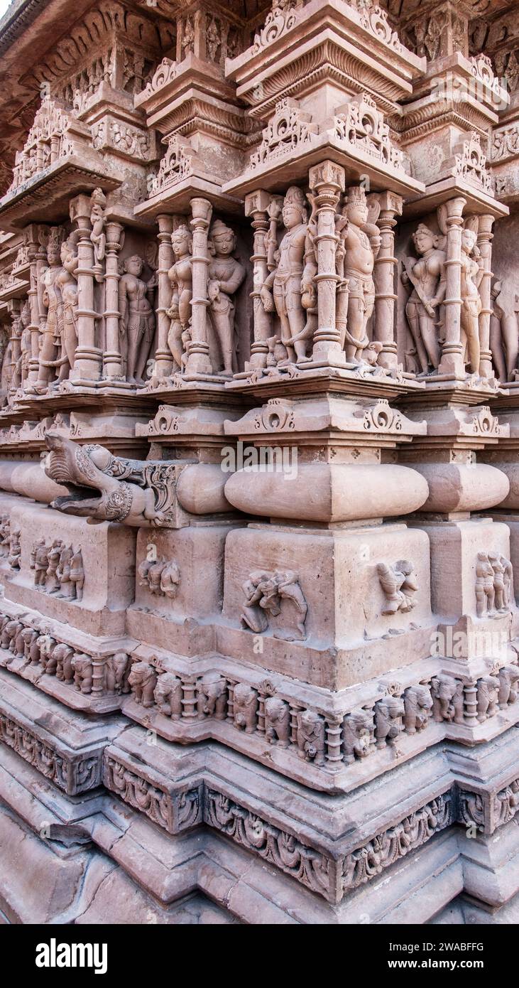 I templi Osiani, situati nel Rajasthan, in India, sono un gruppo di antichi templi indù e giainisti. Sculture di divinità indù e dee sulle pareti Foto Stock