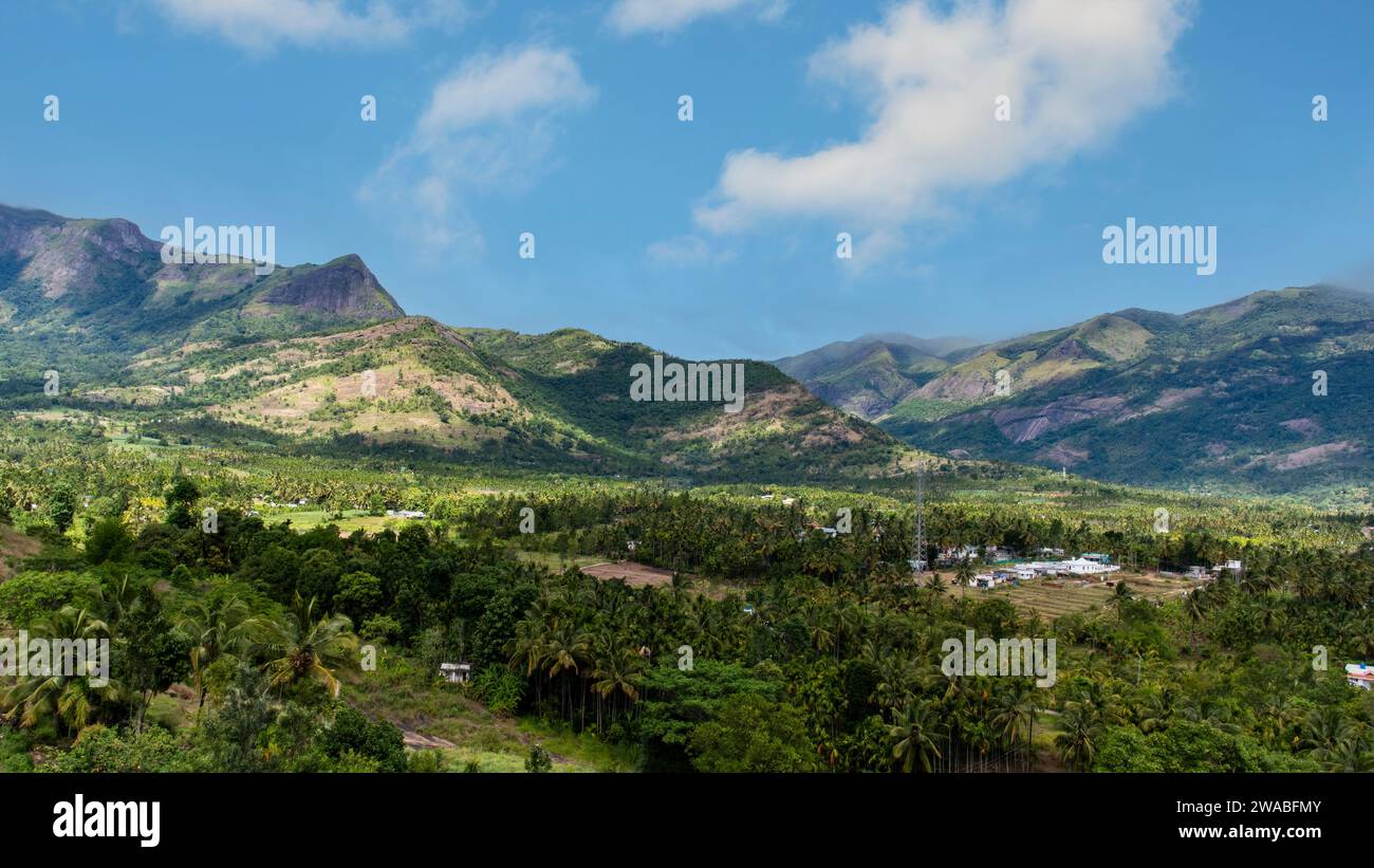 Splendida vista di un paesaggio sul lato della strada sulla strada per Kanthalloor da munnar. Foto Stock