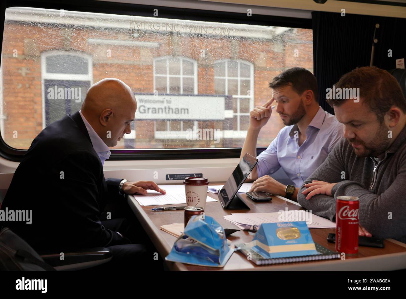 Immagine ©concessa in licenza a Parsons Media. 02/10/2021. Londra, Regno Unito. Il primo ministro Boris Johnson visita l'infermeria generale di Leeds. Il Segretario di Stato per la salute e l'assistenza sociale Sajid Javid prepara il suo discorso di conferenza mentre è sul treno per Leeds per visitare l'infermeria generale di Leeds in vista della conferenza del partito conservatore a Manchester. Foto di Andrew Parsons / Parsons Media Foto Stock