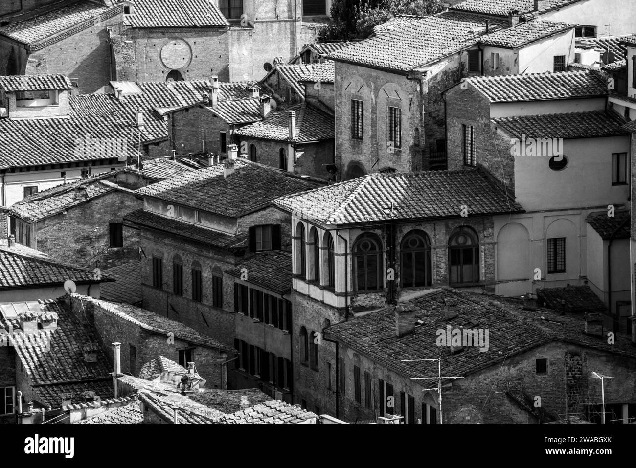 Antiche case residenziali nel centro di Siena, in Italia, viste dal punto panoramico di Facciatone Foto Stock