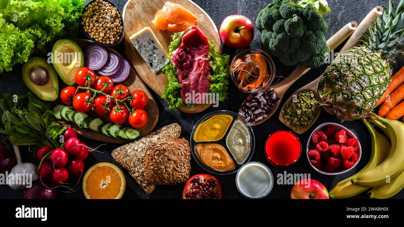 Una varietà di prodotti alimentari che rappresentano una dieta equilibrata Foto Stock