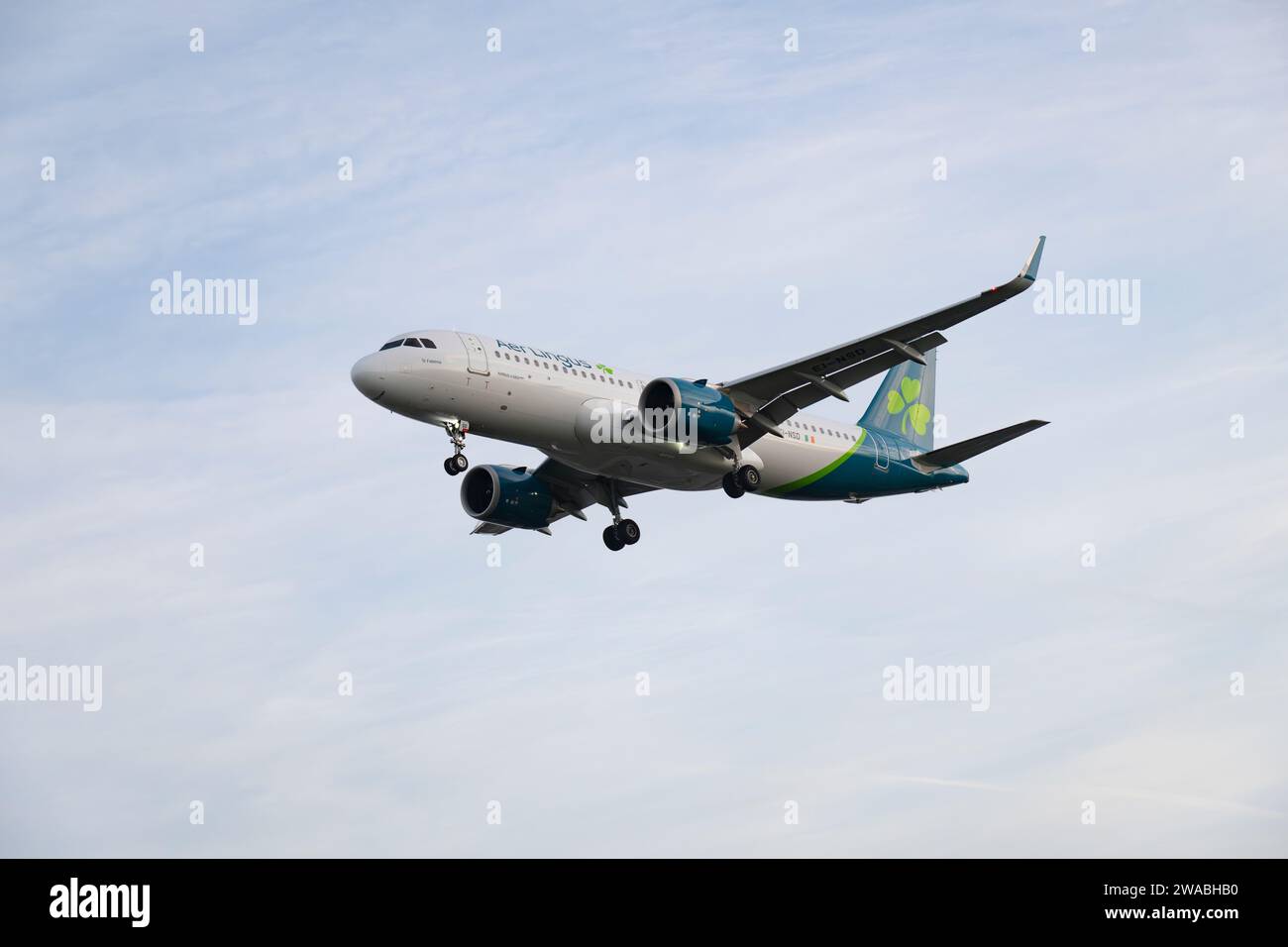Nuovissimo Airbus A320neo Airbus Airbus Airjet passeggero registrazione EI-NSD nelle finali brevi per un atterraggio sulla pista 27L all'aeroporto di Heathrow Foto Stock
