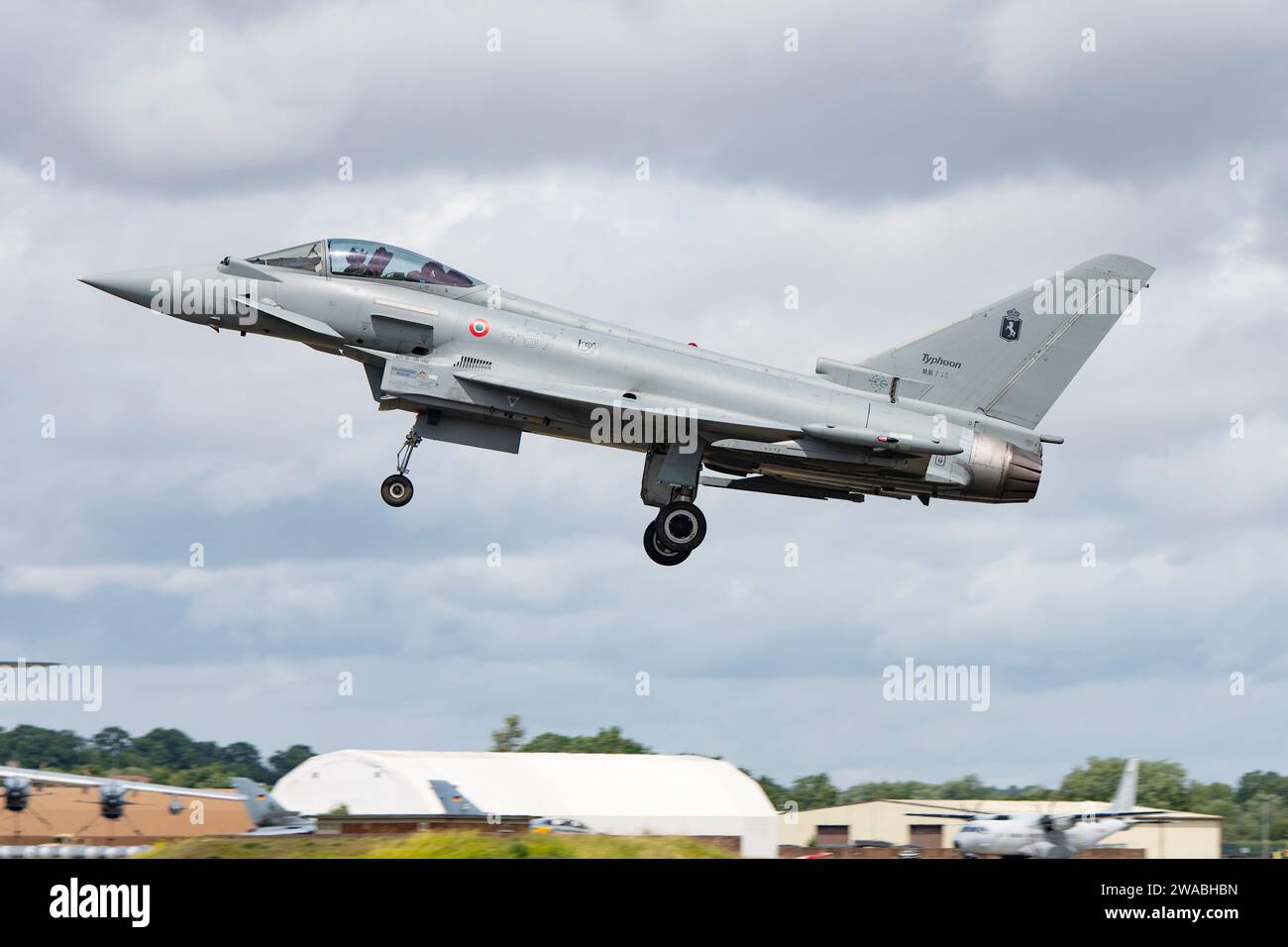 L'Eurofighter Typhoon MM7355 dell'Aeronautica militare 4 Stromo arriva alla RAF Fairford nel sud dell'Inghilterra per partecipare al RIAT Foto Stock