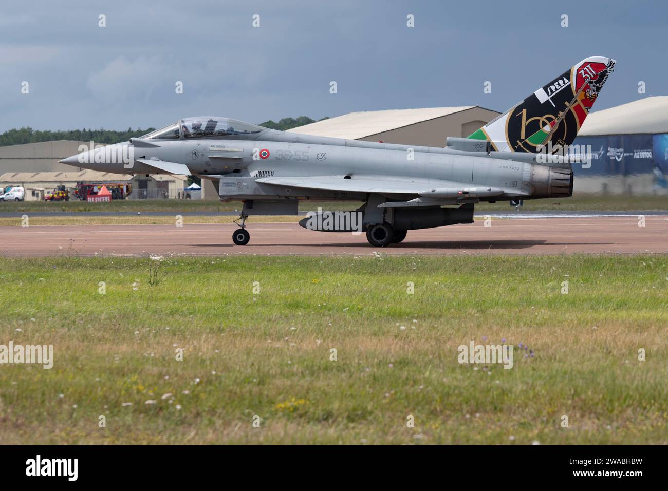 Festeggiando il 100° anniversario, arriva alla RAF Fairford per il RIAT un Eurofighter F2000 Typhoon dell'Aeronautica militare italiana del 311° gruppo volo Foto Stock