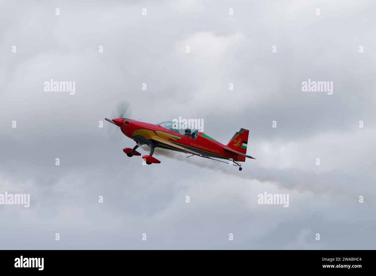 Red & Gold Royal Jordanian Falcons Aerobatic Team Extra-330 LX aereo acrobatico RJF 04 arriva su RAF Fairford per partecipare al RIAT Foto Stock