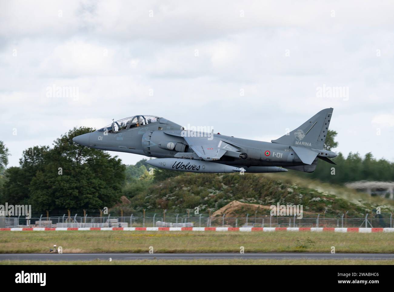 La marina spagnola McDonnell Douglas AV-8B Harrier II (Matador) Jump Jet Fighter Plane MM55032 parte dalla RAF Fairford nel sud dell'Inghilterra dopo il RIAT Foto Stock