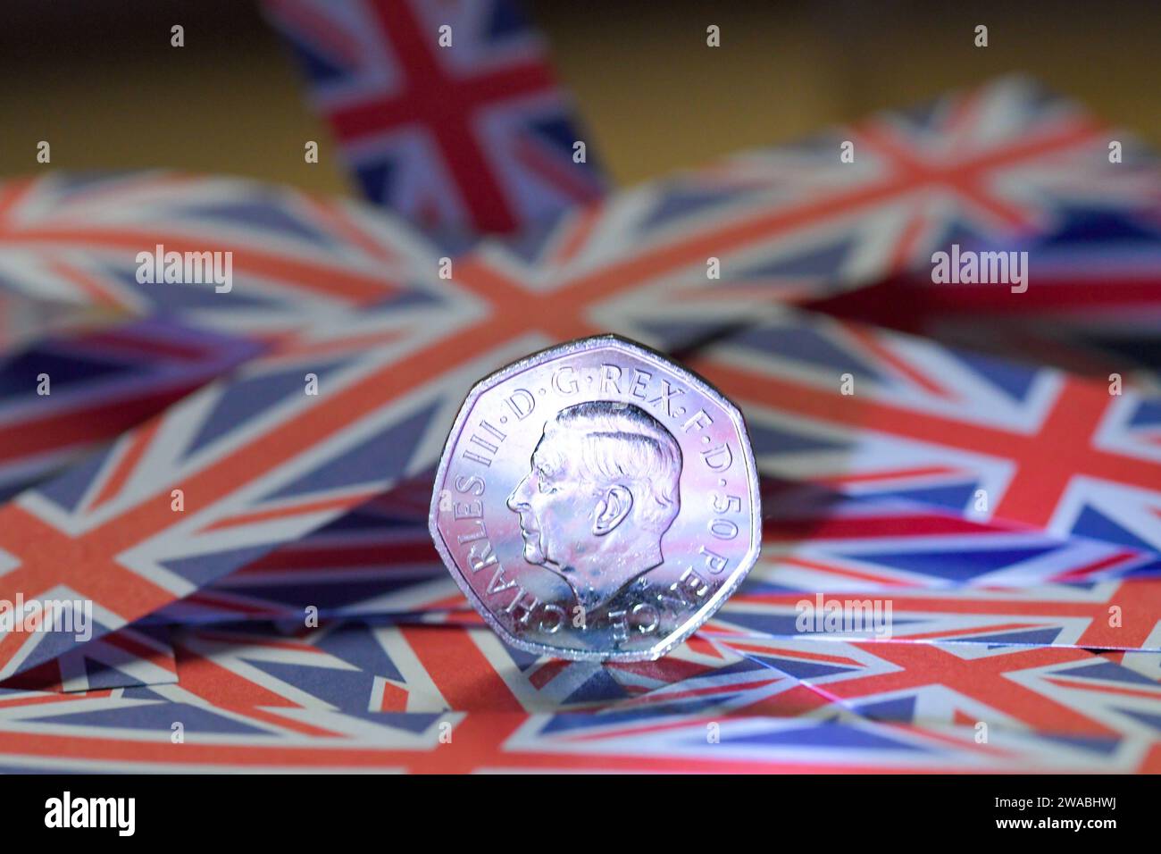 Moneta da 50p, sua altezza reale re Carlo III, su carta Union Jack Foto Stock