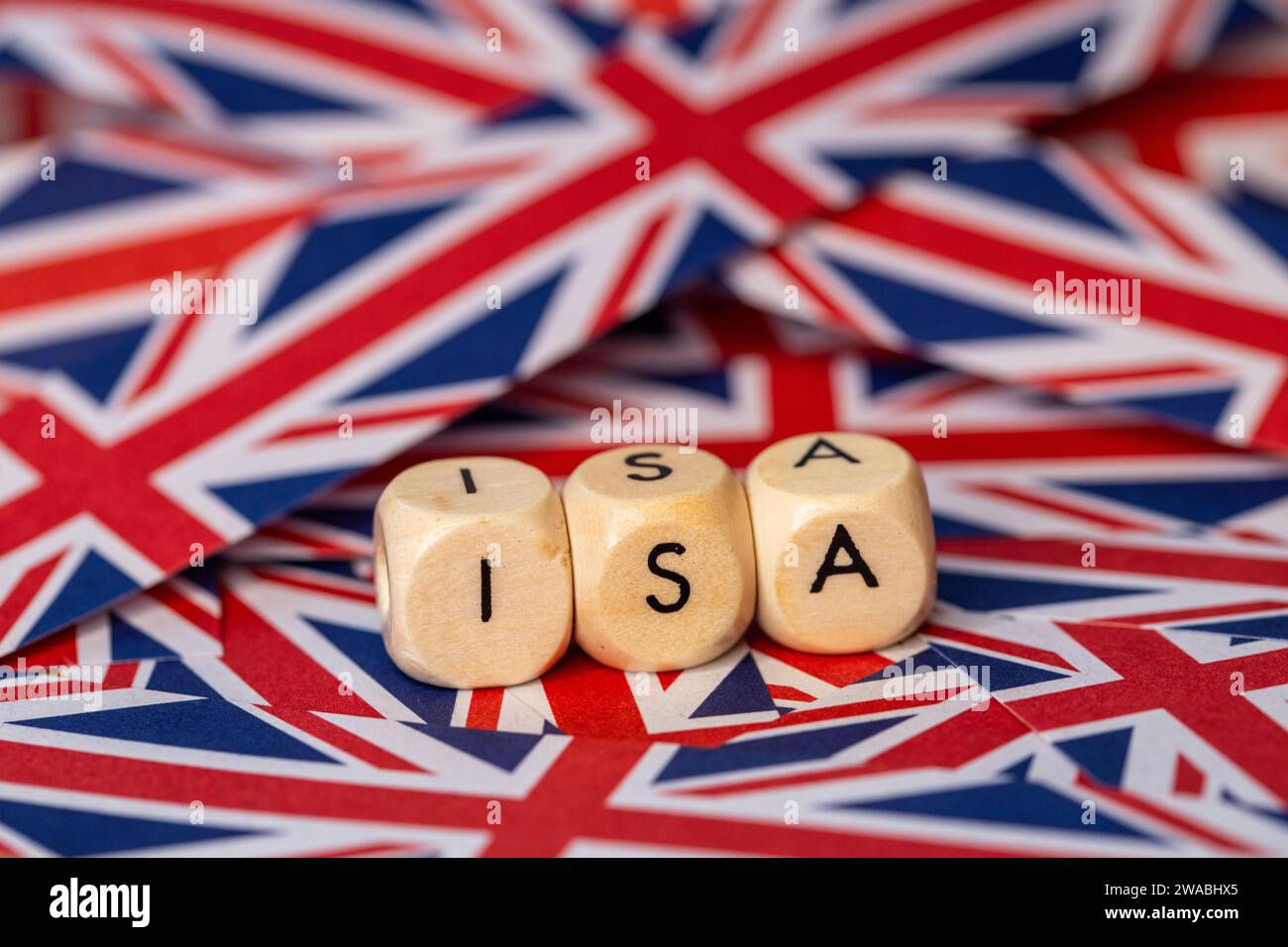 ISA, i S A , lettere su dadi di legno su uno sfondo di carta Union Jack, Regno Unito Individual Savings account, Investment, New Financial Year Foto Stock