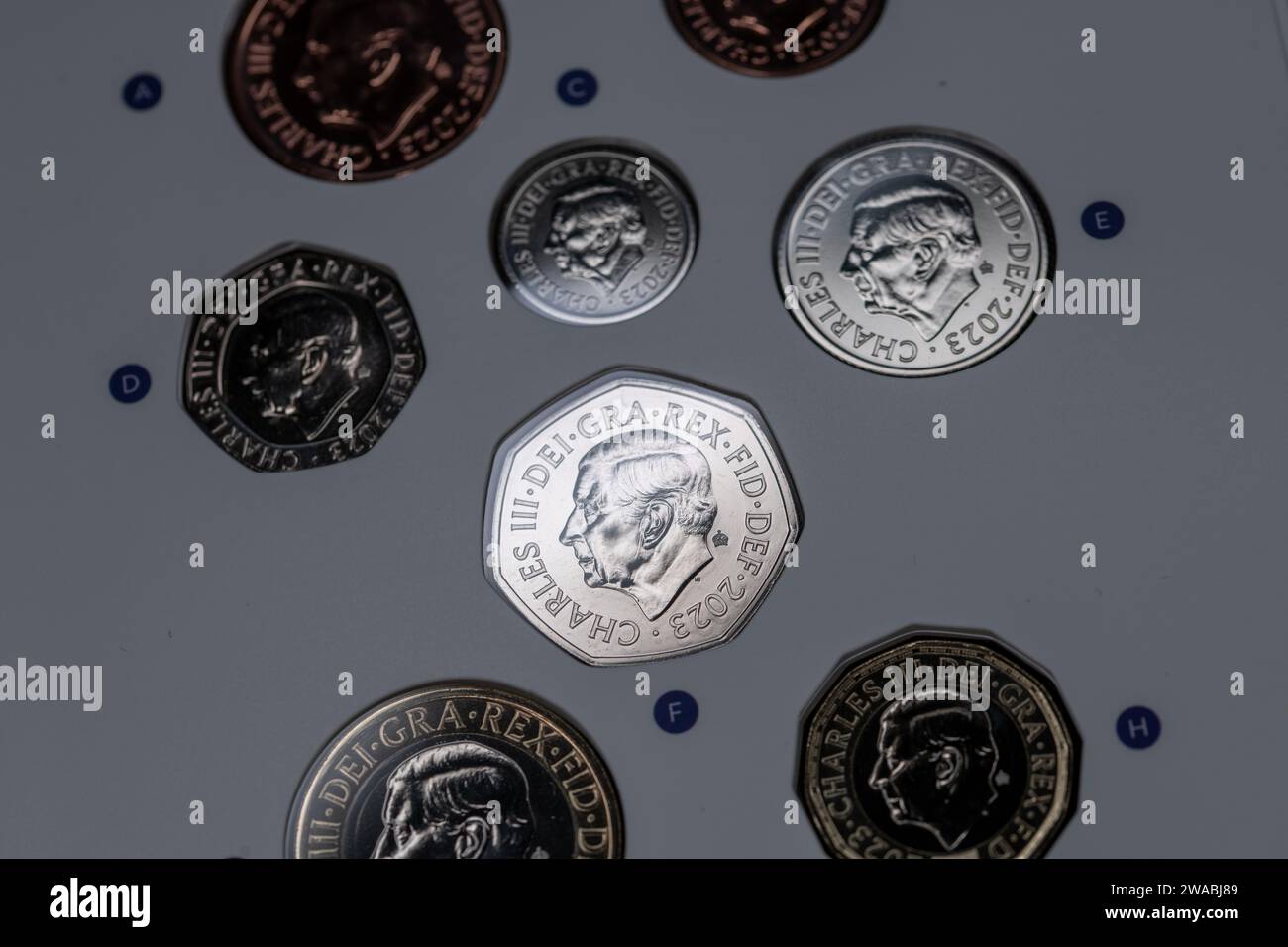 La zecca reale, re Carlo III 2023 Regno Unito insieme di monete non circolanti, tema della conservazione, 75 ° compleanno di sua Maestà e incoronazione. Foto Stock