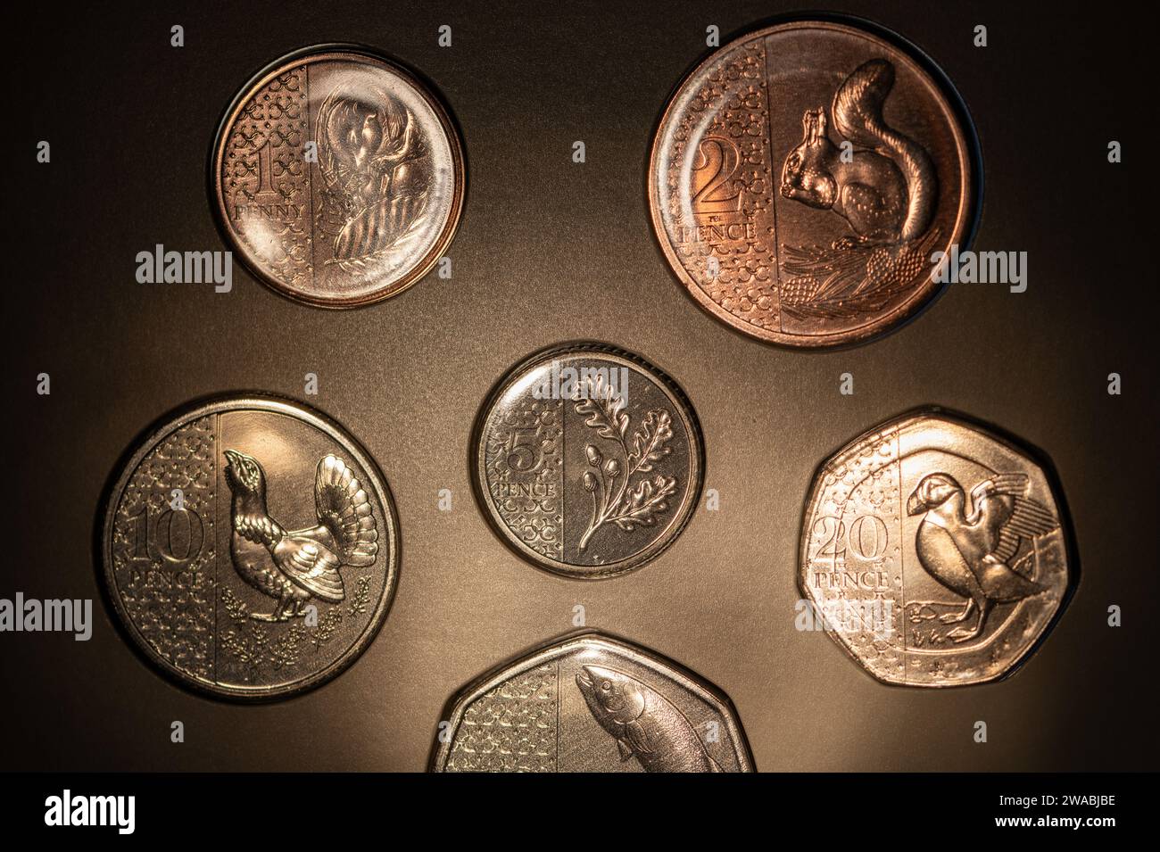 La zecca reale, re Carlo III 2023 Regno Unito insieme di monete non circolanti, tema della conservazione, 75 ° compleanno di sua Maestà e incoronazione. Foto Stock