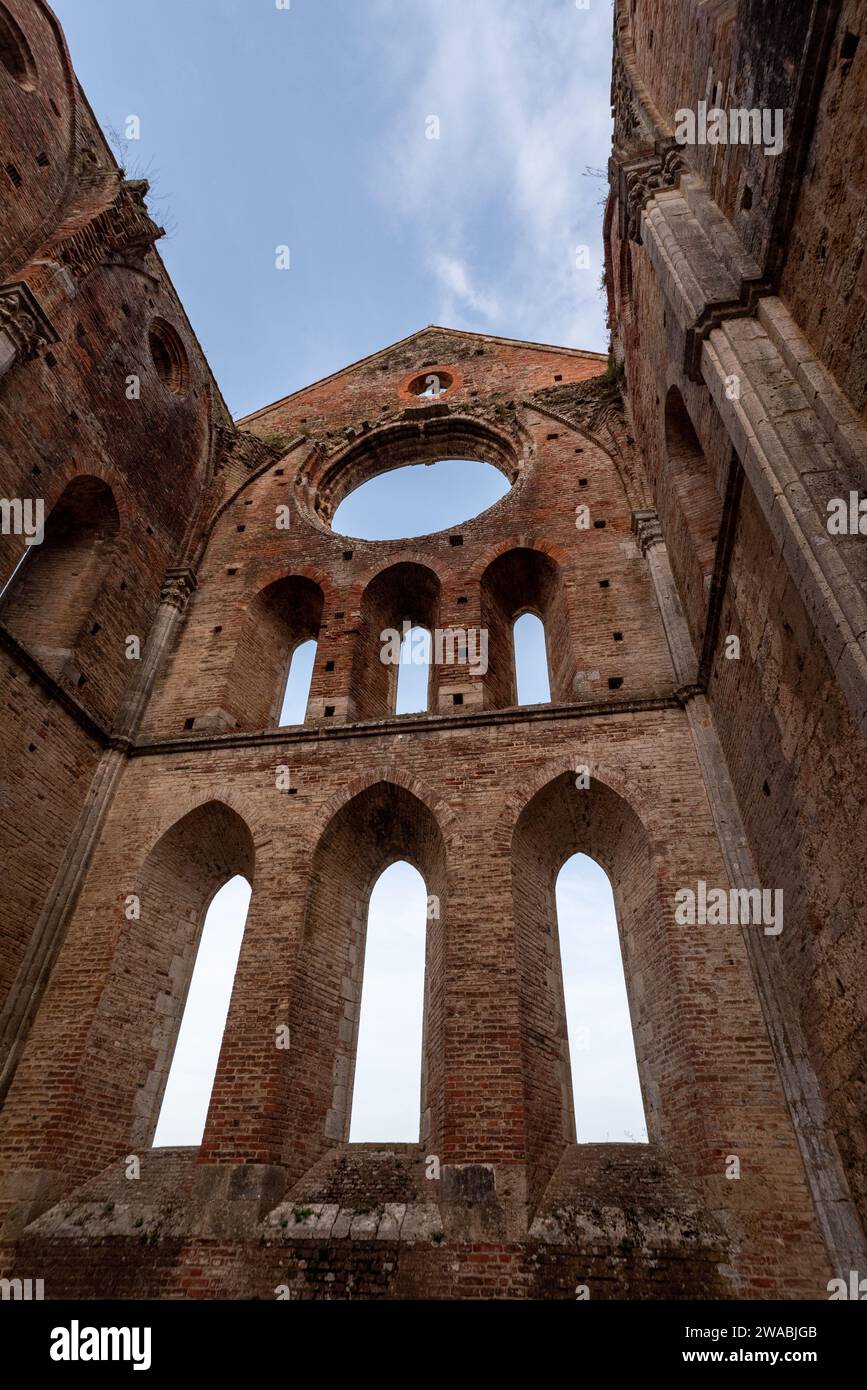 Finestre distrutte nel presbiterio dell'abbandonato monastero cistercense di San Galgano in Toscana, Italia Foto Stock