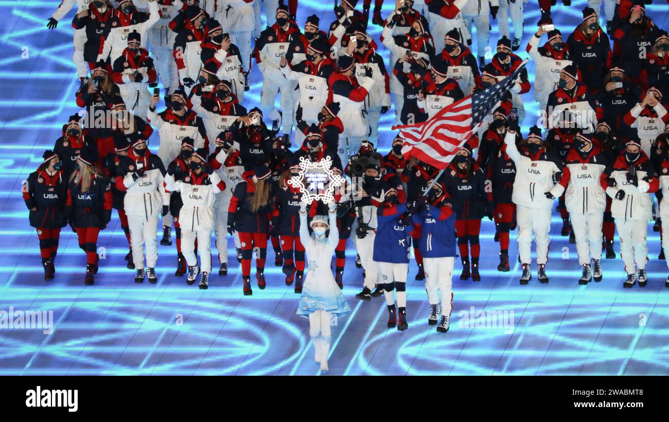 4 FEBBRAIO 2022 - Pechino, Cina: Brittany Bowe e John Shuster sono i portabandiera del Team United States of America (USA) durante la Parata delle Nazioni Foto Stock