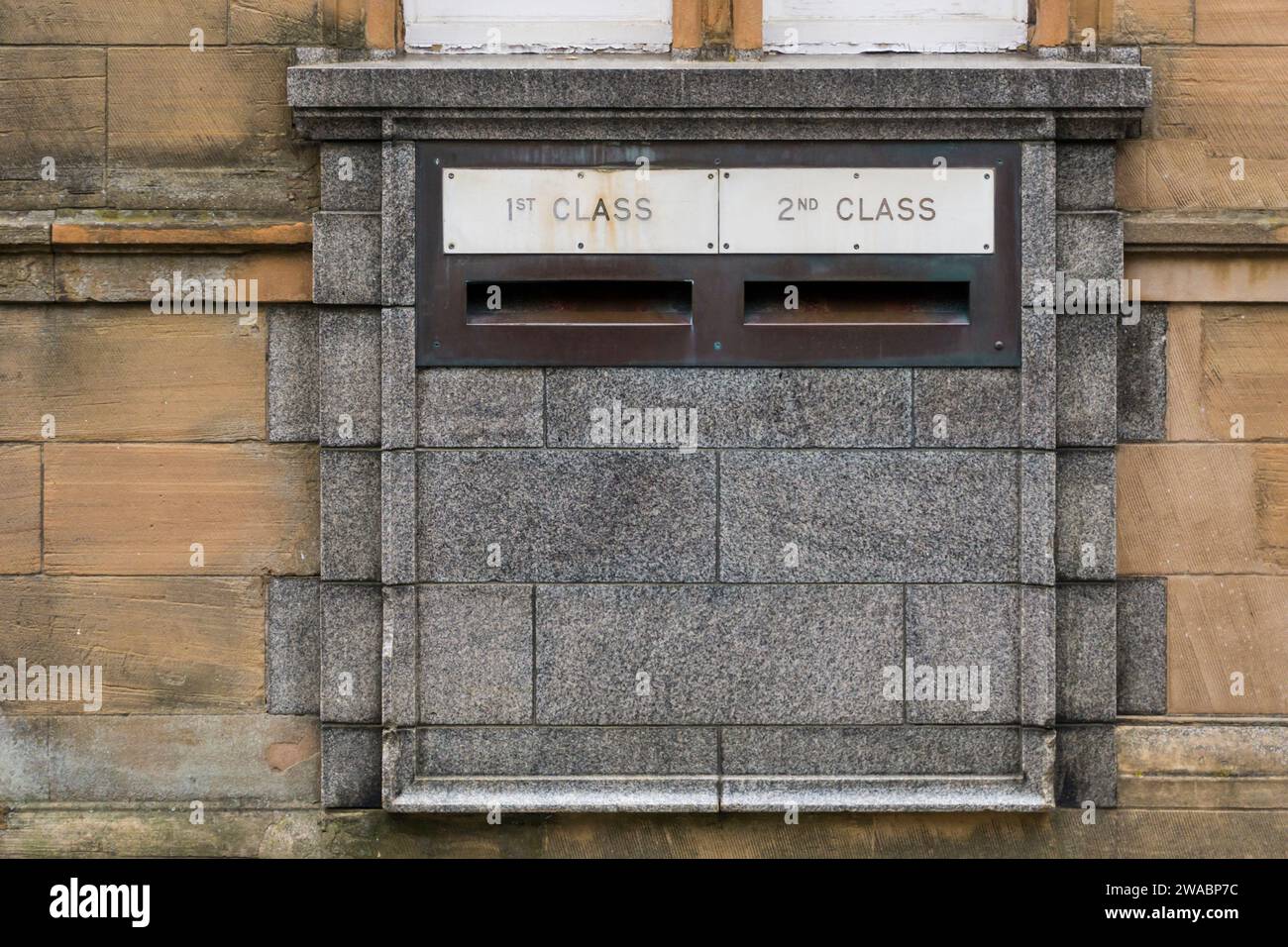 Cassette postali IST Class e 2nd Class sul lato dell'ufficio postale di Lerwick, Shetland. Foto Stock
