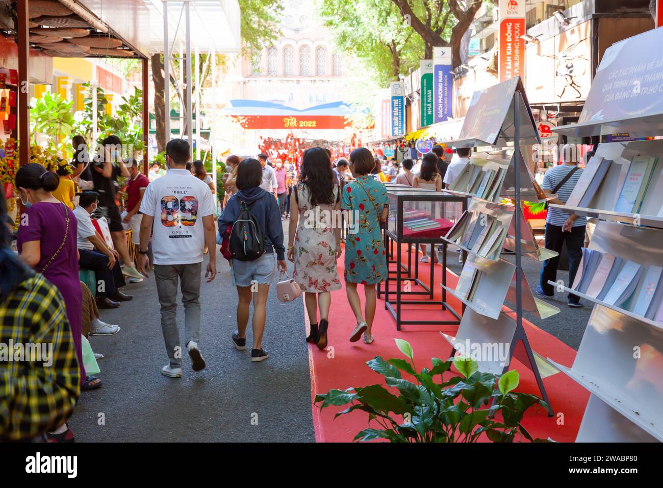 Ho chi Minh City, Vietnam, 2 febbraio 2022: People shopping at Nguyen Van Binh Book Street nel centro di ho chi Minh City. Foto Stock