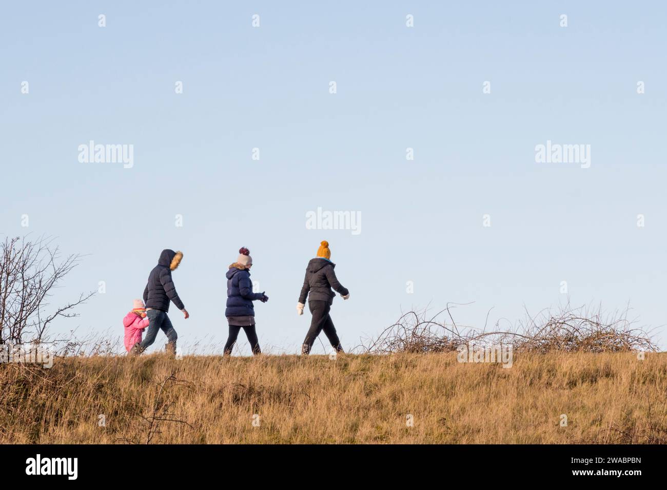 La gente in visita a New Year's Day cammina lungo la riva dietro il lato est del Wash a Norfolk. Foto Stock
