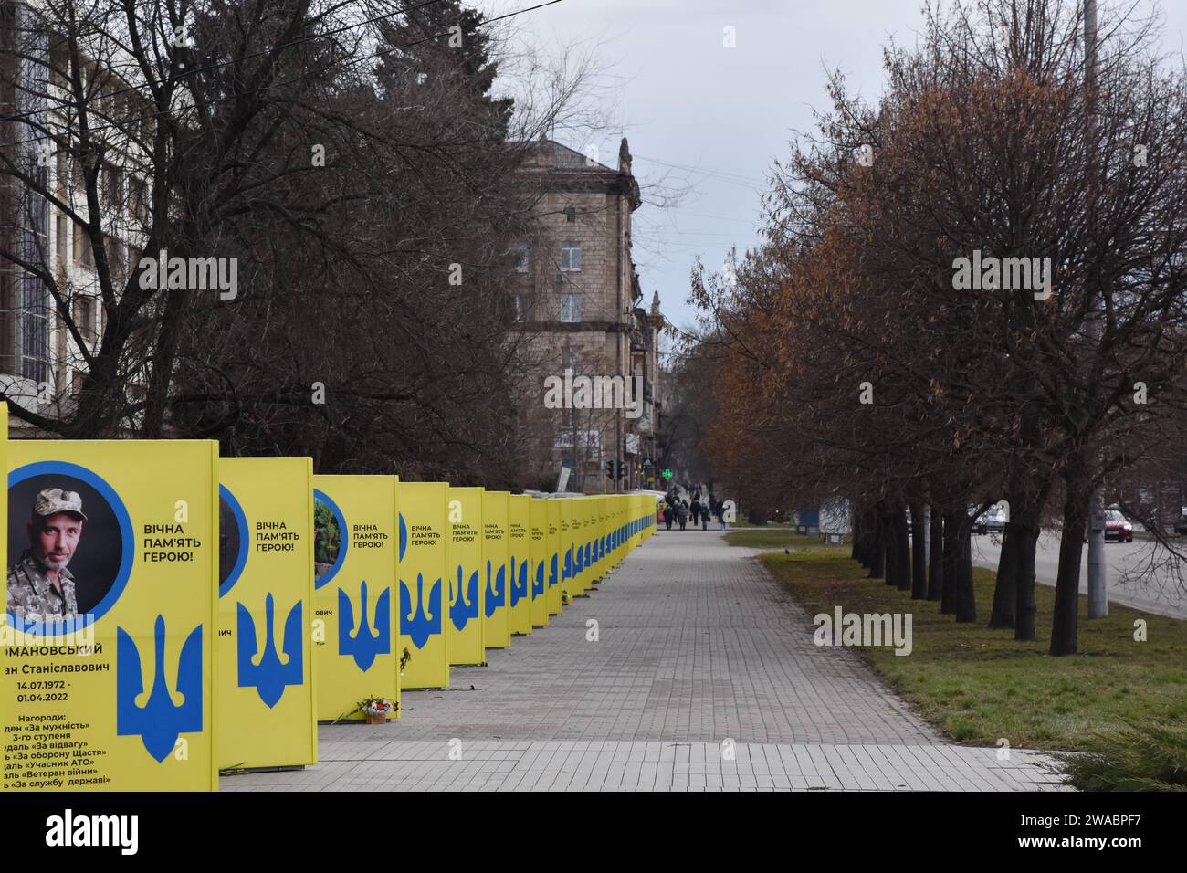 Veduta delle tribune dei ritratti dei soldati ucraini caduti visti al centro di Zaporizhzhia. Il presidente ucraino Volodymyr Zelenskiy ha affermato che le forze russe stanno subendo pesanti perdite e che l'idea che Mosca stia vincendo la guerra di quasi due anni è solo un "sentimento” non basato sulla realtà. Non c'è stata risposta a una richiesta di commento da parte dei funzionari russi sulle osservazioni di Zelenskiy. I funzionari russi hanno detto che le stime occidentali dei pedaggi di morte russi sono enormemente esagerate e quasi sempre sottovalutano le perdite ucraine. (Foto di Andriy Andriyenko/SOPA Images/Sipa USA) Foto Stock