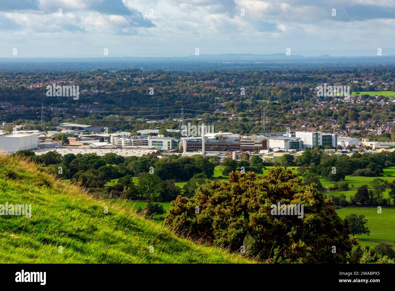 Vista dalla fabbrica Astra Zeneca di Macclesfield, Cheshire, Inghilterra, Regno Unito, con la Cheshire Plain visibile in lontananza. Foto Stock