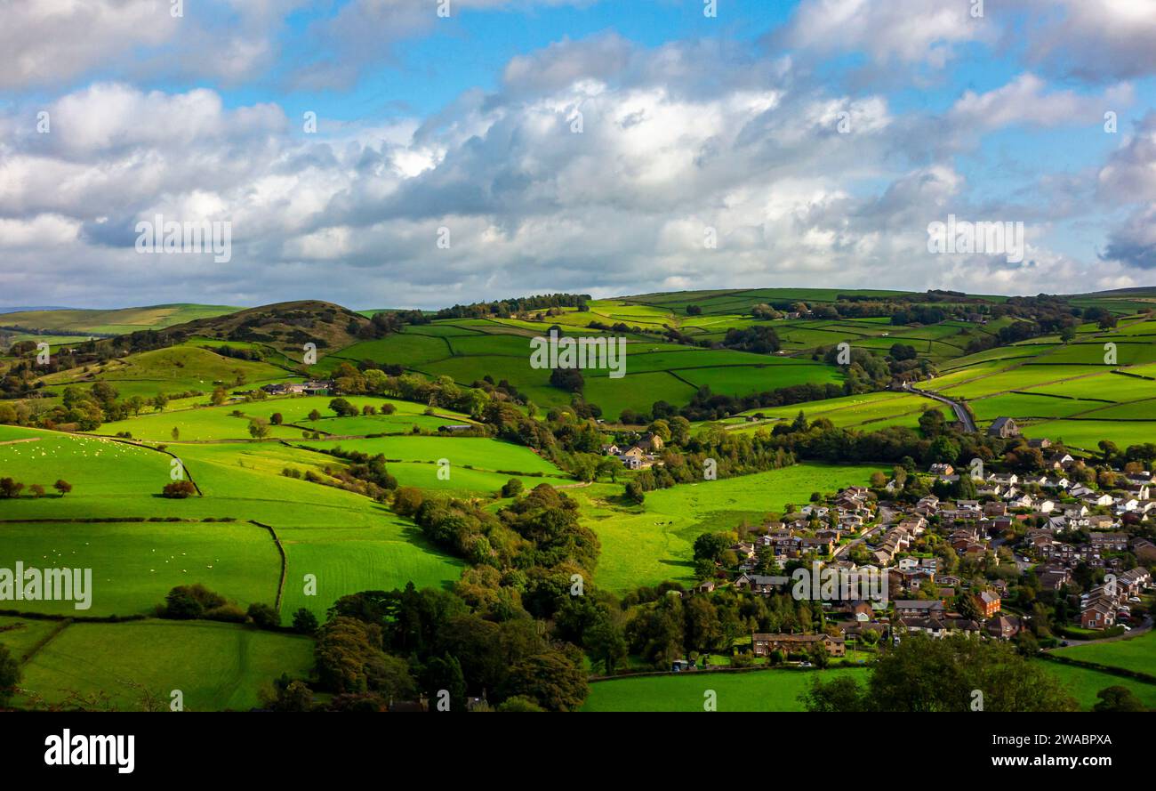 Vista delle case a Rainow, un piccolo villaggio nel Cheshire, Inghilterra, Regno Unito, al confine occidentale del Peak District circondato da campi e terreni agricoli. Foto Stock