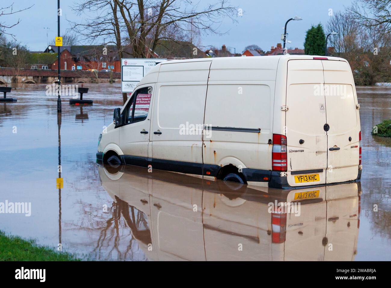 All'inizio del 2024, Storm Henk vide grandi parti delle Midlands sott'acqua dopo gravi inondazioni. Nella foto, scene nel villaggio di Polesworth, North Warwickshire, dove i veicoli erano rimasti intrappolati nelle acque profonde. Foto Stock