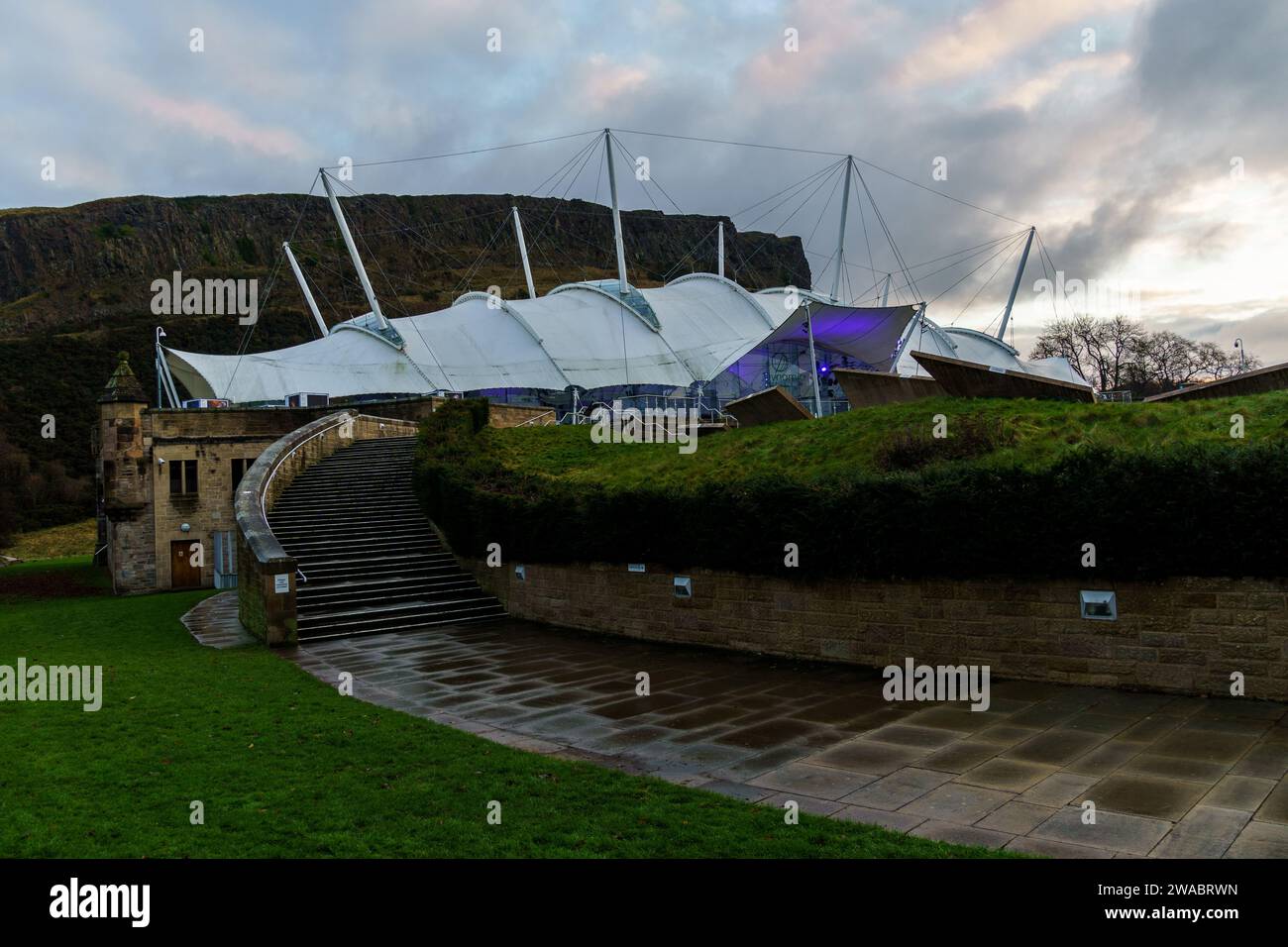 Edimburgo, Regno Unito - 5 dicembre 2023: Dynamic Earth Science Centre and Planetarium Foto Stock