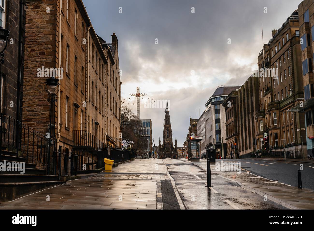 Edimburgo, Regno Unito - 5 dicembre 2023: St David Street nella città nuova con il monumento Scott sullo sfondo una giornata di pioggia Foto Stock