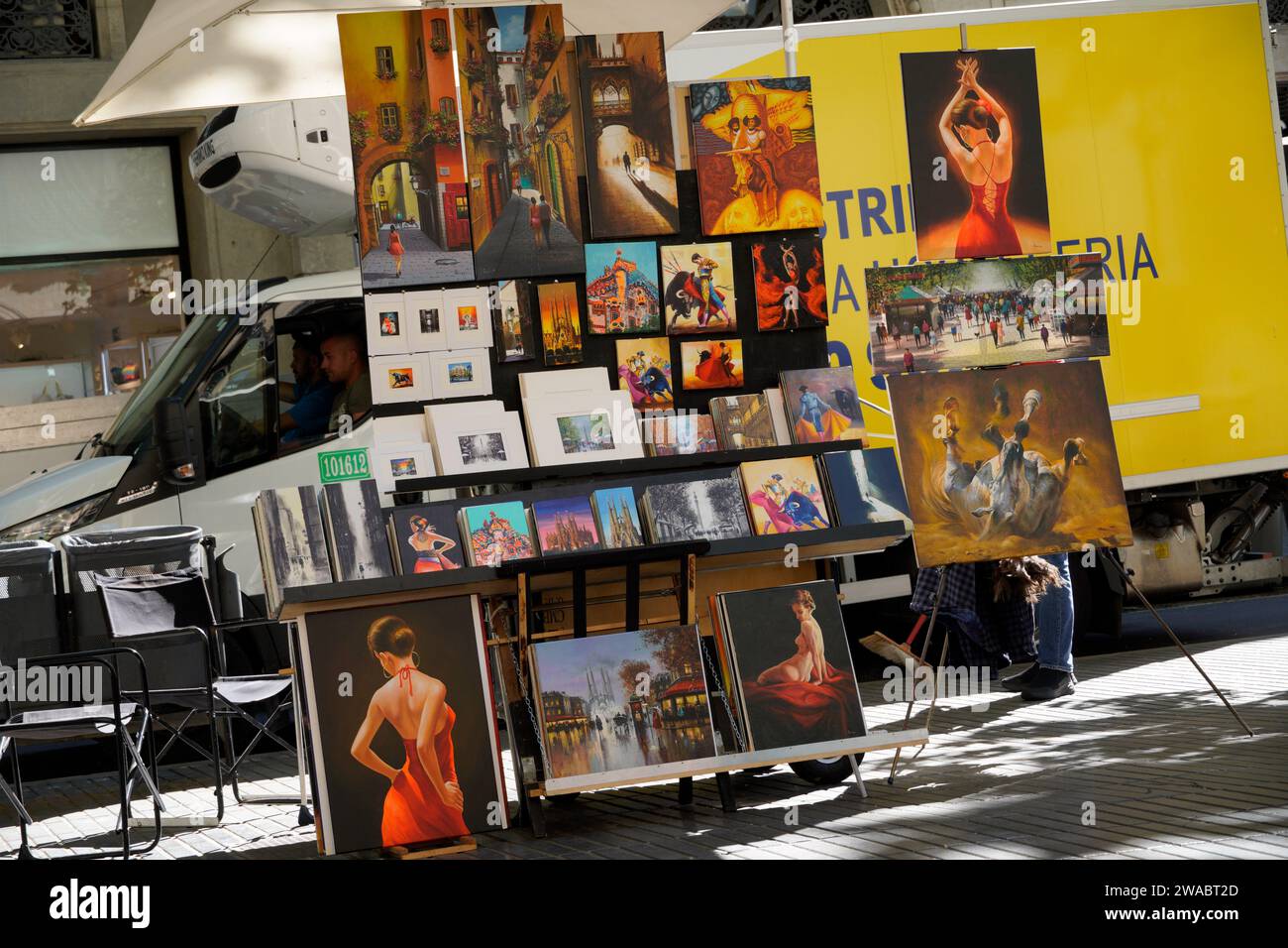 Barcellona, Spagna - 26 maggio 2022: Stand itinerante che vende direttamente dipinti d'autore sulla Rambla di Barcellona, senza intermediari Foto Stock