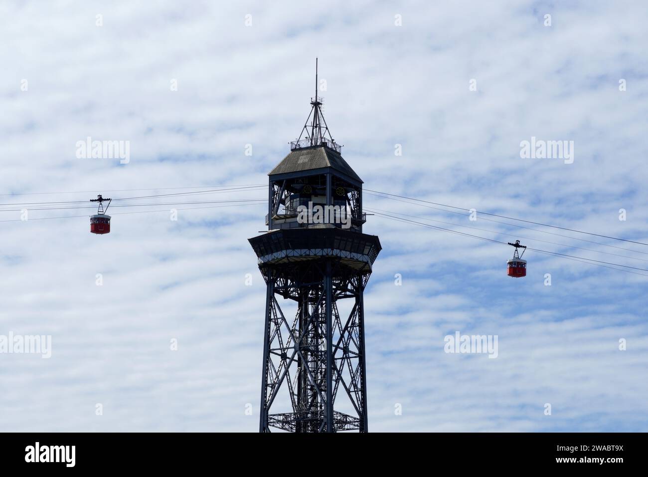 Barcellona, Spagna - 26 maggio 2022: La Torre Jaume i, alta 107 metri, situata sulla banchina di Barcellona, aperta nel 1931, collega il monte Montjuic con Foto Stock