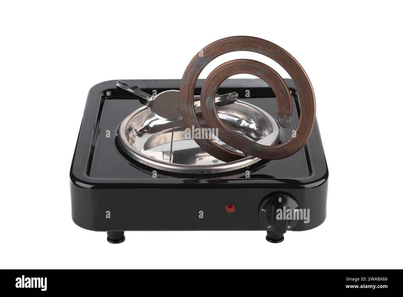 Piano cottura elettrico con elemento riscaldante sollevato per la pulizia. Sfondo bianco, spazio di copia. Foto Stock