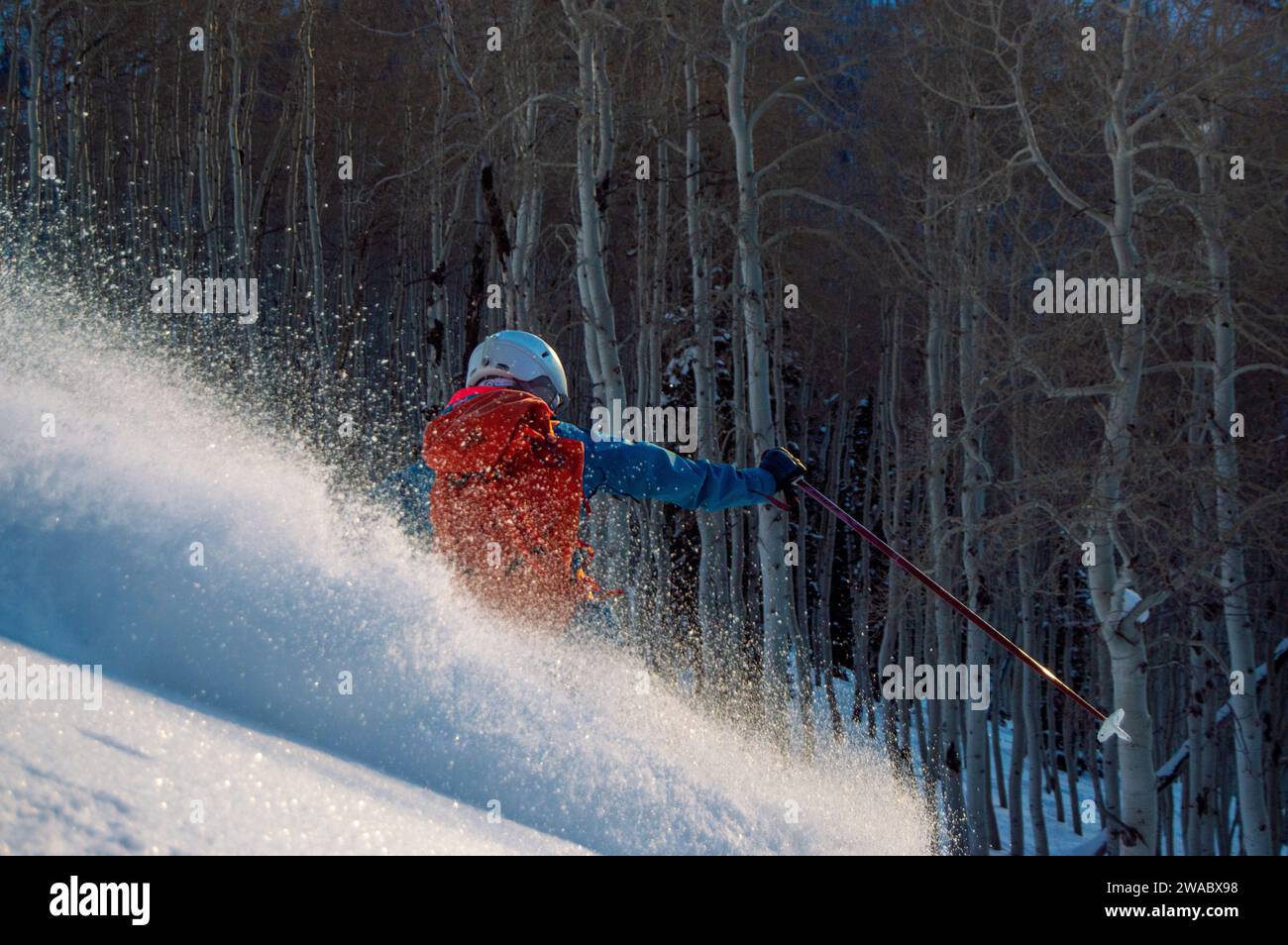Uno sciatore gira nella neve al crepuscolo. Girato nel Wasatch Range, UT. Foto Stock