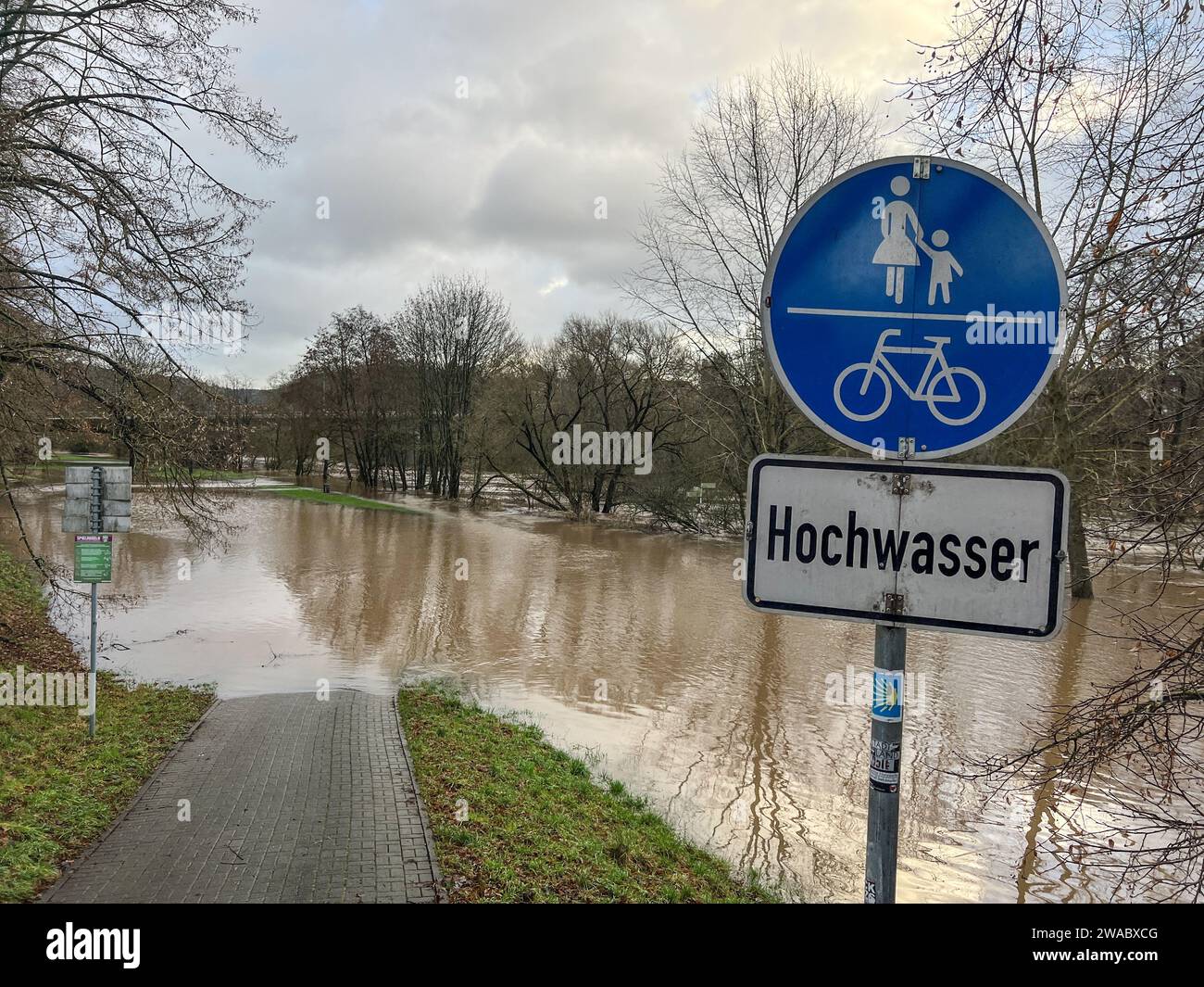 Marburg, Germania. 3 gennaio 2024. Inondazioni nel distretto di Marburg-Biedenkopf. Il Lahn di Marburgo ha fatto esplodere le sue banche. Crediti: Nadine Weigel/dpa/Alamy Live News Foto Stock