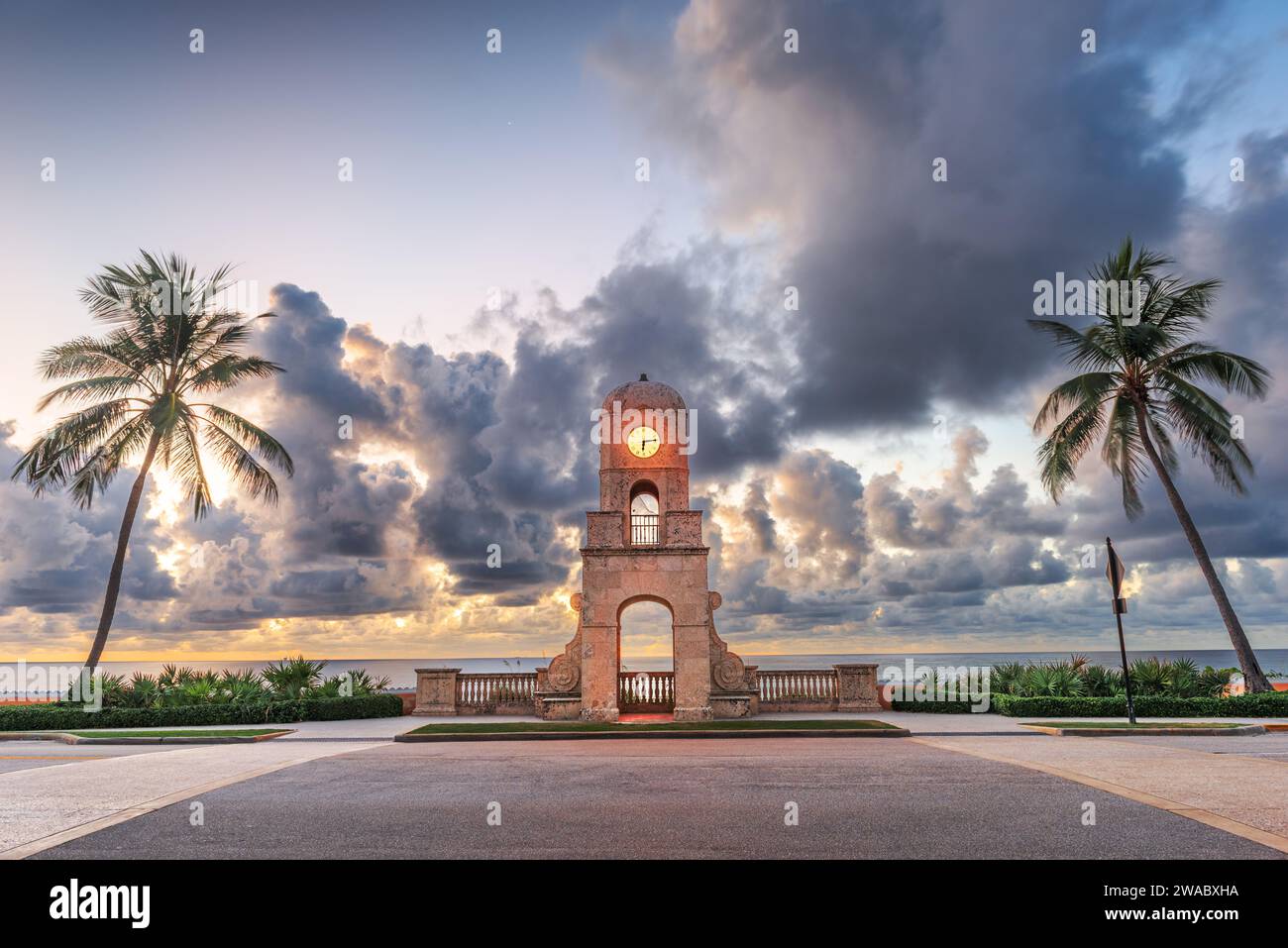 Palm Beach, Florida, torre dell'orologio USA su Worth Ave all'alba. Foto Stock